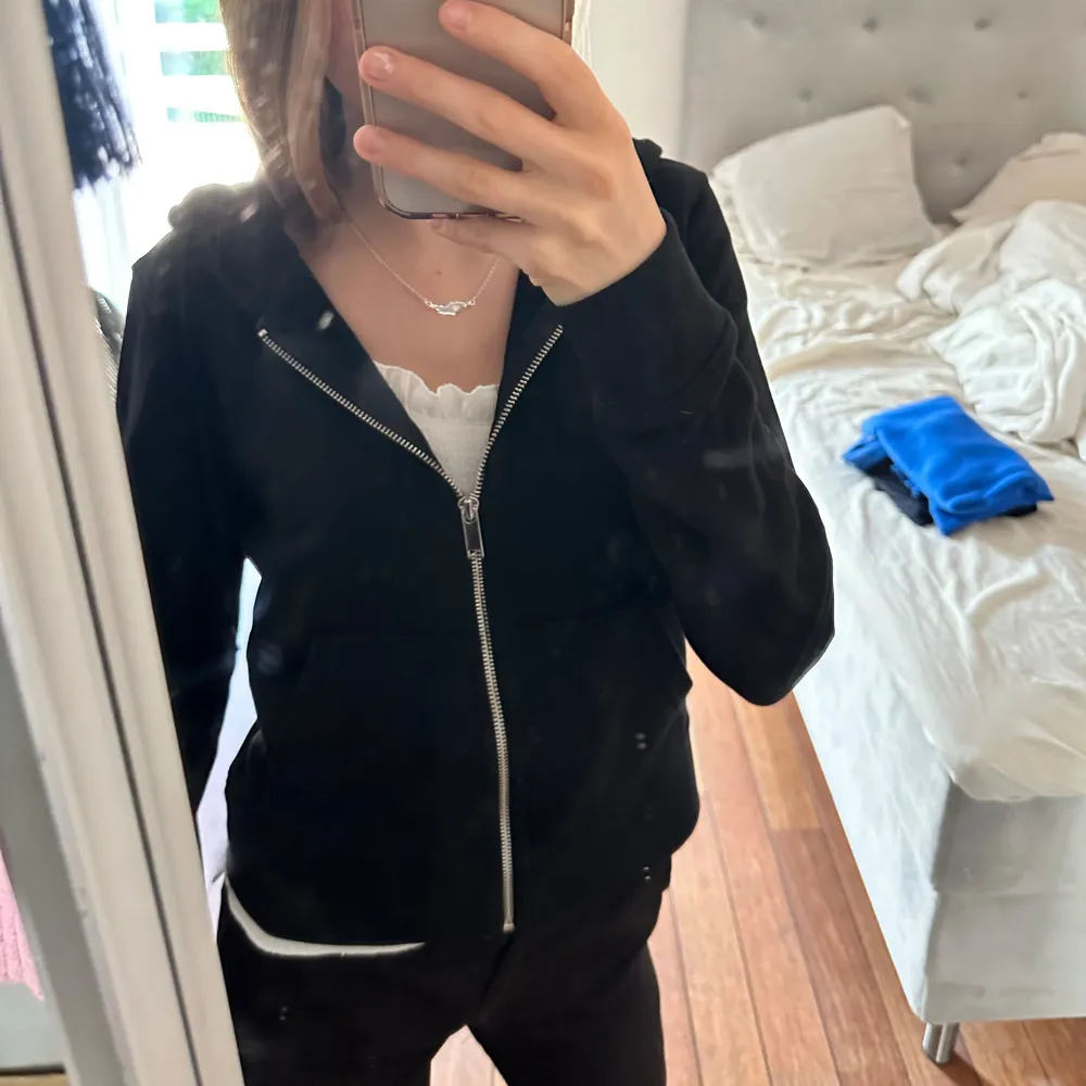Munkjacka från hm, i storlek s! Ganska liten i storleken. Slutsåld i storlek s på hemsidan. Nypris: 199kr. Nästan aldrig använd. Föredrar att posta via Instabox 💕. Neuletakit & Villapaidat.