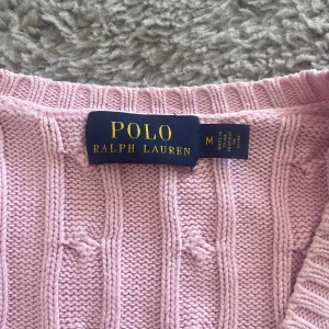 Rosa polo tröja (M) - En rosa polo tröja ser helt ny utt. Kan diskutera pris💴
