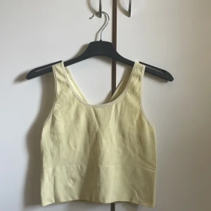 Sport topp  - Använd cirka två gånger och är i bra skick.