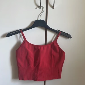 Sport topp - Änvänd några få gånger. Säljer pågrund av att den inte kommer till användning och är i bra skick.