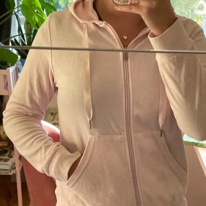 Ljusrosa zipup hoodie - Ljusrosa zipup hoodie från Gina Tricot. Använd några gånger. Medium men lite liten för mig som brukar ha medium eller large. Passar medium eller small skulle jag säga. Pris kan diskuteras 🩷