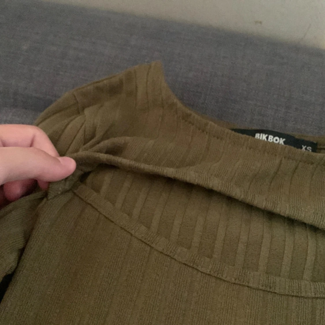 Mörk/olivgrön klänning från bikbok  - 92