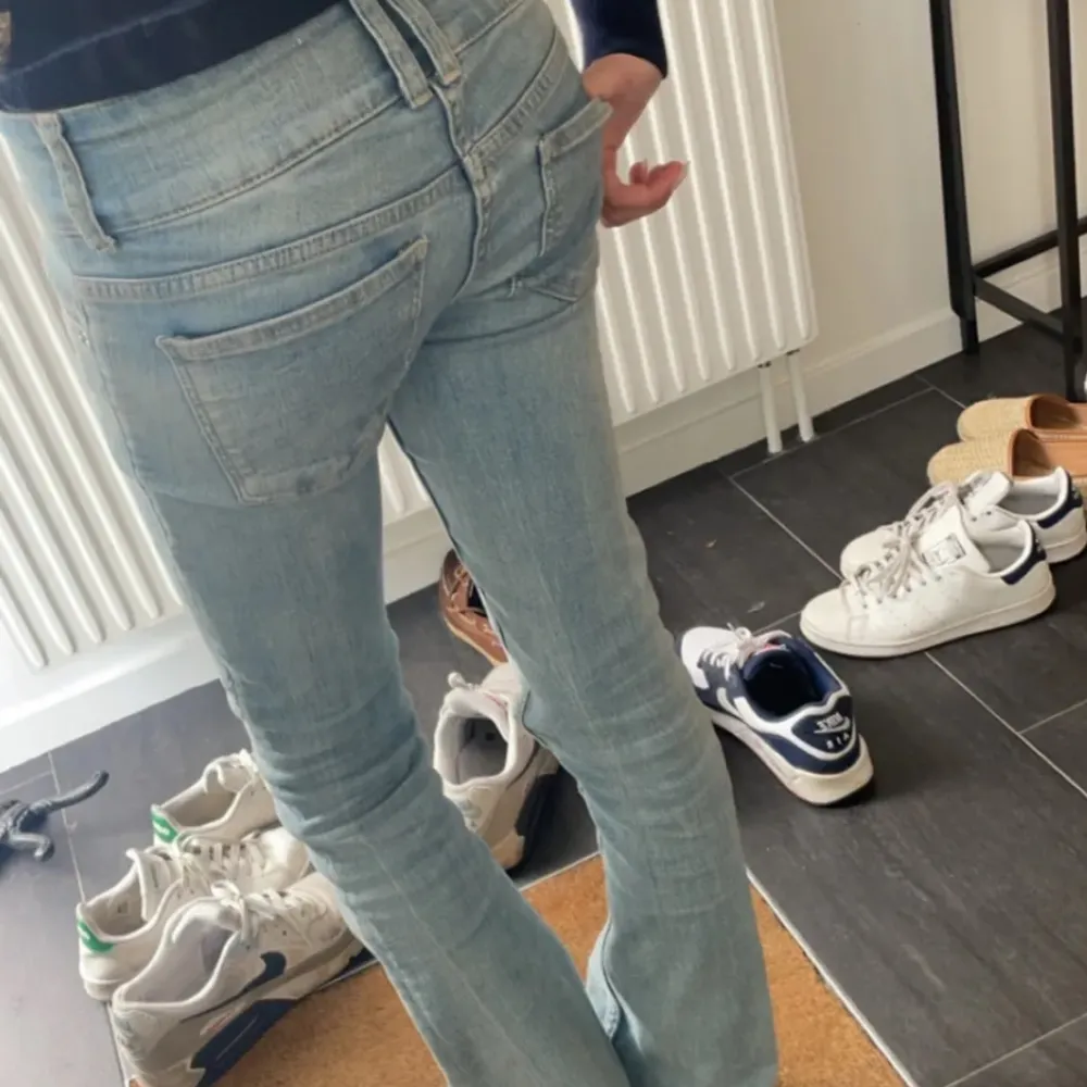 Jättesnygga lågmidjade bootcut jeans från Bershka! . Jeans & Byxor.