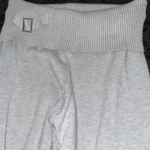 Lågmidjade byxor - Try par lågmidjade byxor i färgen grå!  storlek S super bekväma & passar till allt. passar även Xs