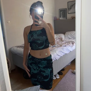 Set med Top och kjol - Säljer mitt fina fest-set då jag aldrig använder den. Toppen har en knytning på ryggen och kjolen har en slits. Har använt den 1 gång så nyskick💞💞Både kjol och topp ingår💞