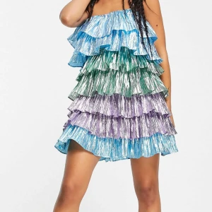 Klänning - Säljer min super fina klänning från collective the label💘 helt slut på hemsidan, nypris 879. Super fin nu på sommaren eller till fest🎀 Säljer då den inte kommer till användning, använd endast en gång!