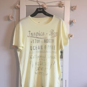 T-shirt  - Vintage T-shirt fin färg med text  Längd :71cm  Bred från ena Axel till andra är 53cm . Material är 100%bomull  Storlek medium 