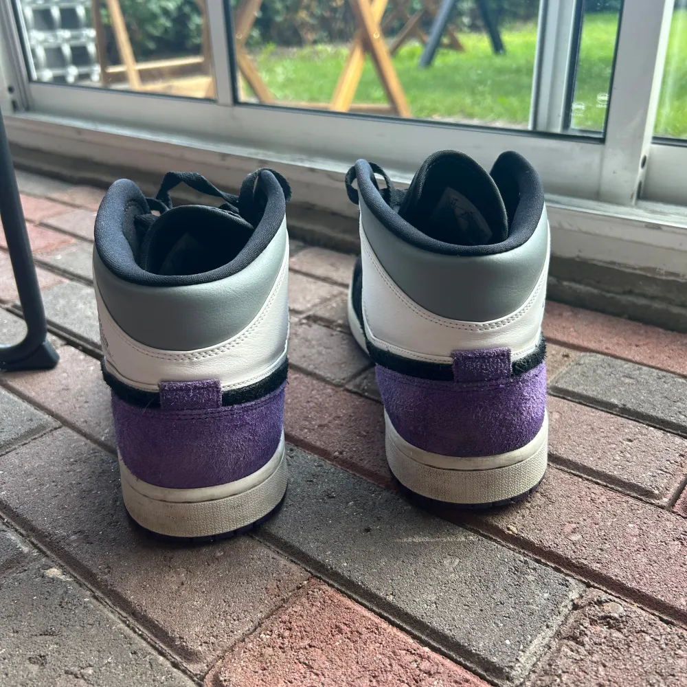 Säljer dessa unika och snygga nike air jordan 1 (mid). Fick i present för ett tag sedan men ej kommit mycket till användning. Finns tecken på användning men i väldigt bra skick andå. Storlek 45 men passar lätt någon 44, jag har 44 på mina andra skor.. Kengät.