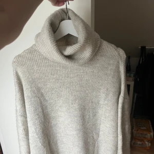 Stickad tröja  - Jättefin stickad tröja som tyvärr inte kommer till användning💞