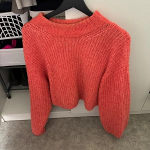 Stickad tröja  - Väldigt fin stickad tröja från Gina Tricot och den är använd men i väldigt fint skick. Jag säljer för jag har en liknande. Hör av dig för fler bilder! Priset är inte fast, går alltid att diskutera! 😊Ny pris är 300 