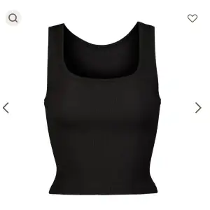 Oanvänd med tag kvar, SKIMS cotton rib tank i storlek S. Färgen heter Soot. Supersnygg men tyvärr för liten för mig! 