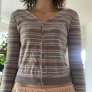 Cardigan  - Randig kofta med fina pastellfärger 