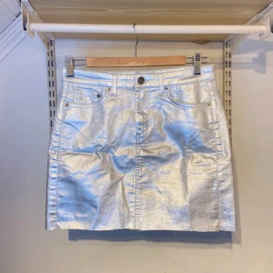 Silver / metallic kjol - Kjol från InWear i storlek 36. Bara använd en gång🪩🪩🪩