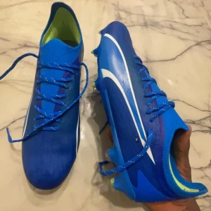 Puma Fotbollsskor - Nya - Hej, säljer dessa för 1500kr. Skorna är helt nya och oanvända. *Storlek 43/44* Pris kan diskuteras och jag tar även bästa bud.  Hör av dig vid intresse!
