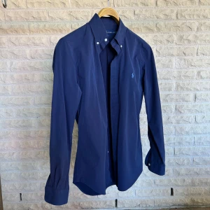 Polo Ralph Lauren Skjorta - Smal passform. Normal i storleken, rekommenderar att du väljer din vanliga storlek. Använd endast vid fåtal tillfällen. Nypris 1599 kr