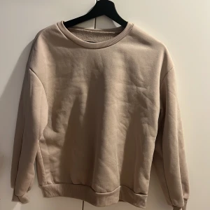 Oversize tröja  - Helt oanvänd tjocktröja som är oversize. Storlek s