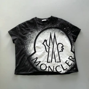Moncler T-Shirt - Ovanlig moncler tshirt i gott skick, skulle säga 9/10 knappt använd. Självklart äkta. Kostar ≈2300 nya. Skriv för fler bilder eller vid funderingar 😁🤝