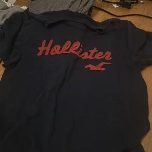 Hollister t-shirt vintage - Hollister tshirt från när vi åkte till usa I en vintage butik 2019 och hittade den idag !den är s och är väldigt bekväm men också fin men lite stygn har gått upp (sista bilden) orginalpris 250 säljer för 89 🥰🙏 