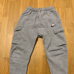Nike cargo pants  - Gråa Nike cargo pants, väldigt bra skick i S storlek. Bagy modell som blir smalare vid fotleden. Orginalpris 600 kr säljer för 99 kr. Det är bara att skriva om du har frågor.