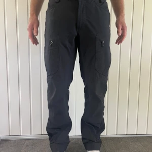 Friluftsbyxa Haglöfs Nansen Mountain Pant - Bra friluftsbyxa från Haglöfs i mycket fint skick! Modellen är 182 cm lång och väger 76 kg men tyvärr är de lite för stora i midjan. Det går dock att justera midjan med hjälp av kardborre(se bild 4). Det är bara att skriva vid ev frågor🤗