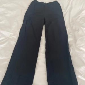 Linnebyxor - Svarta linnebyxor med resår i midjan. Jag är 160 cm och på mig är de lite för långa. Men annars supersköna och snygga!!🤍👌🏼