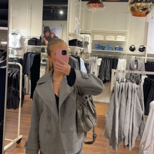 Grå kappa  - Säljer denna kappa då den inte kommer till någon användning längre! Kappan är som i nyttskick, köpte för 799kr säljer för 500kr 💝