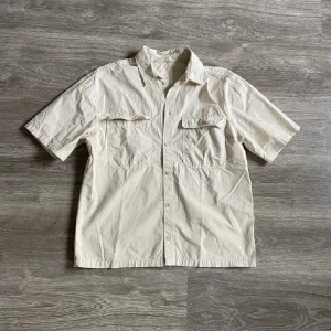 Hoodie + skjorta + halsband - Reserverad 