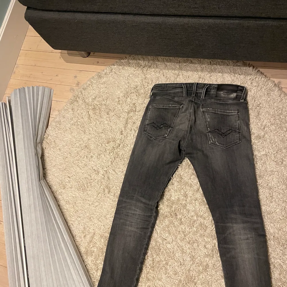 Säljer dessa as feta replay jeans washed som är i extremt bra skick. Säljs för bara 499! Hör av er vid funderingar. Storlek 28/32 men passar upp till 30/31.. Jeans & Byxor.