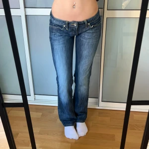 Lågmidjade Bootcut jeans  - Super snygga lågmidjade Bootcut jeans. Storlek w27 men skulle säga att de är något små i storleken. Passar mig som brukar ha w26. Innerben: 75 midjemått:37. Köp sker via köp nu, postar inom 24h. Kvar tills markerad såld 