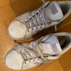 Adidas skor - Skor från adidas köpta second hand. Bra skick men använda. Passar en 38a. 40kr + frakt