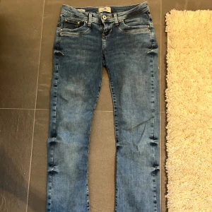 Ltb jeans valeri - Supersnygga Ltb jeans i valeri modellen så bootcut! som är använda några få gånger!! Superbra skick!!❤️‍🔥 Storlek 24/34 passar mig som är 170 dock lite för långa!🩷köpta för 800 kr!