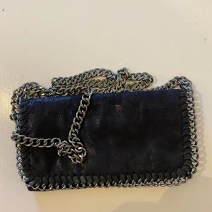 Stella McCartney liknande väska - En väska köpt i Spanien. Lik dom från stella McCartney. Bra skick, men saknar en knapp, se bild 3🪩(ej stella maccartney
