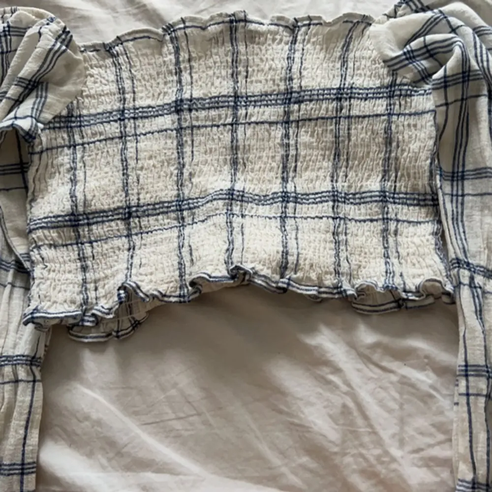 En jättefin offshoulder topp. Festlig men också väldigt vardaglig. I bra skick och knappt använd. . Blusar.