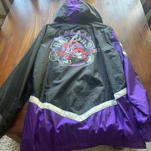 Mitchell & ness Toronto Raptors jacka - Jackan är i storlek L. Väldigt bra skick eftersom den aldrig har använts. 