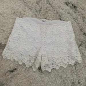 Spets shorts💞 - Säljer mina så fina shorts eftersom de är för stora på mig, de har inga defekter eller liknande! (Lånad bild, är inte hemma nu så kan fixa egna bilder senare)