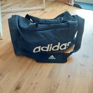 Fräsch stor adidas träningsväska  - Mycket bra skick.