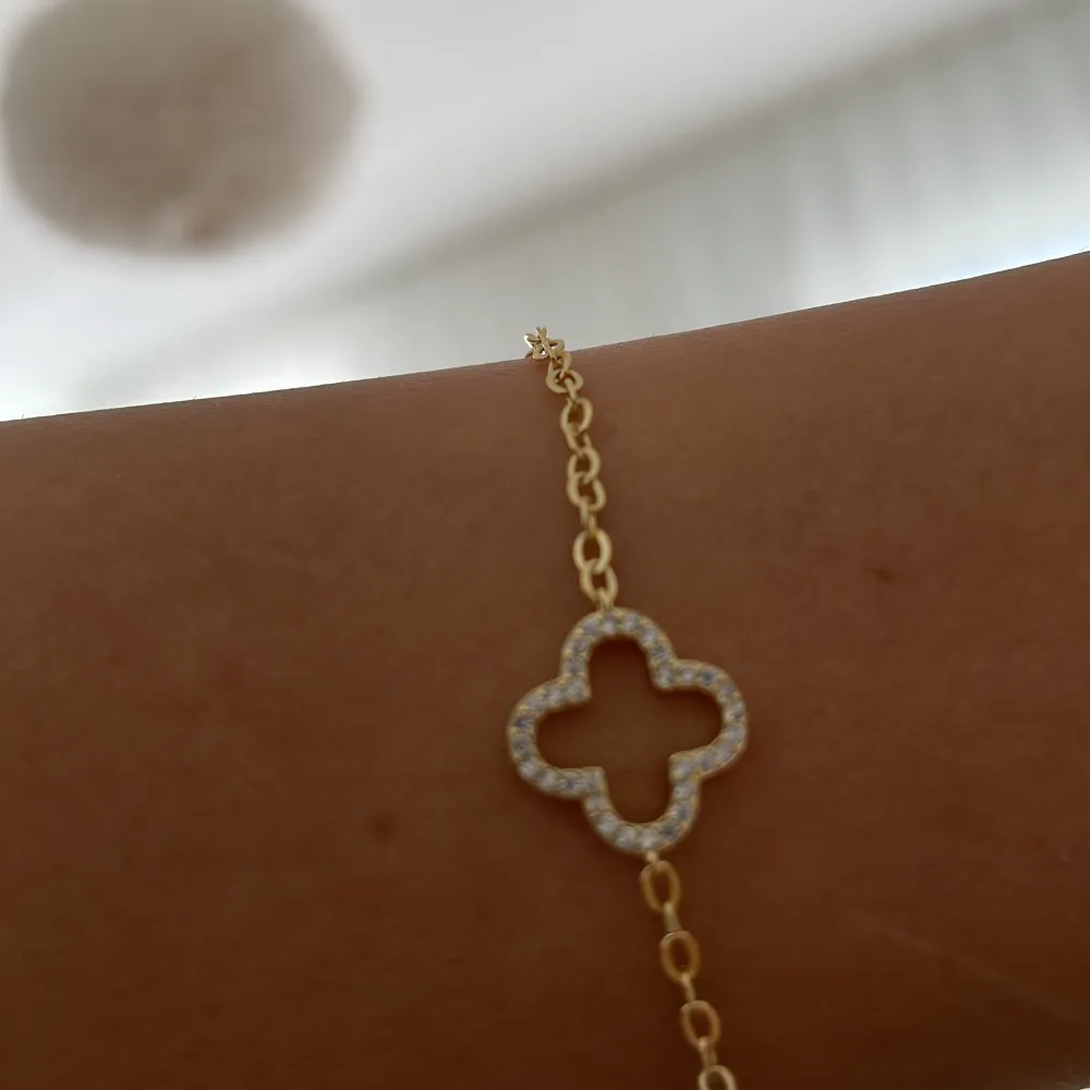 Super fint van cleef linkande armband, guldfärgad i bra kvalite 😍. Accessoarer.