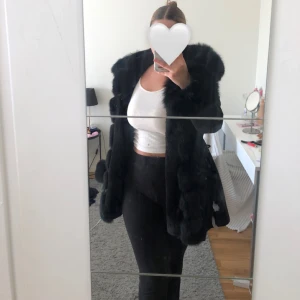 Pälsjacka  - Säljer min pälsjacka då den inte passar mig längre. Den passar både M och S, man kan justera snöret på sidan. Pris kan diskuteras 