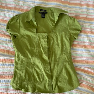 Grön blus från Antilia Femme - En grön blus från Antilia Femme med korta ärmar och knappar framtill. 