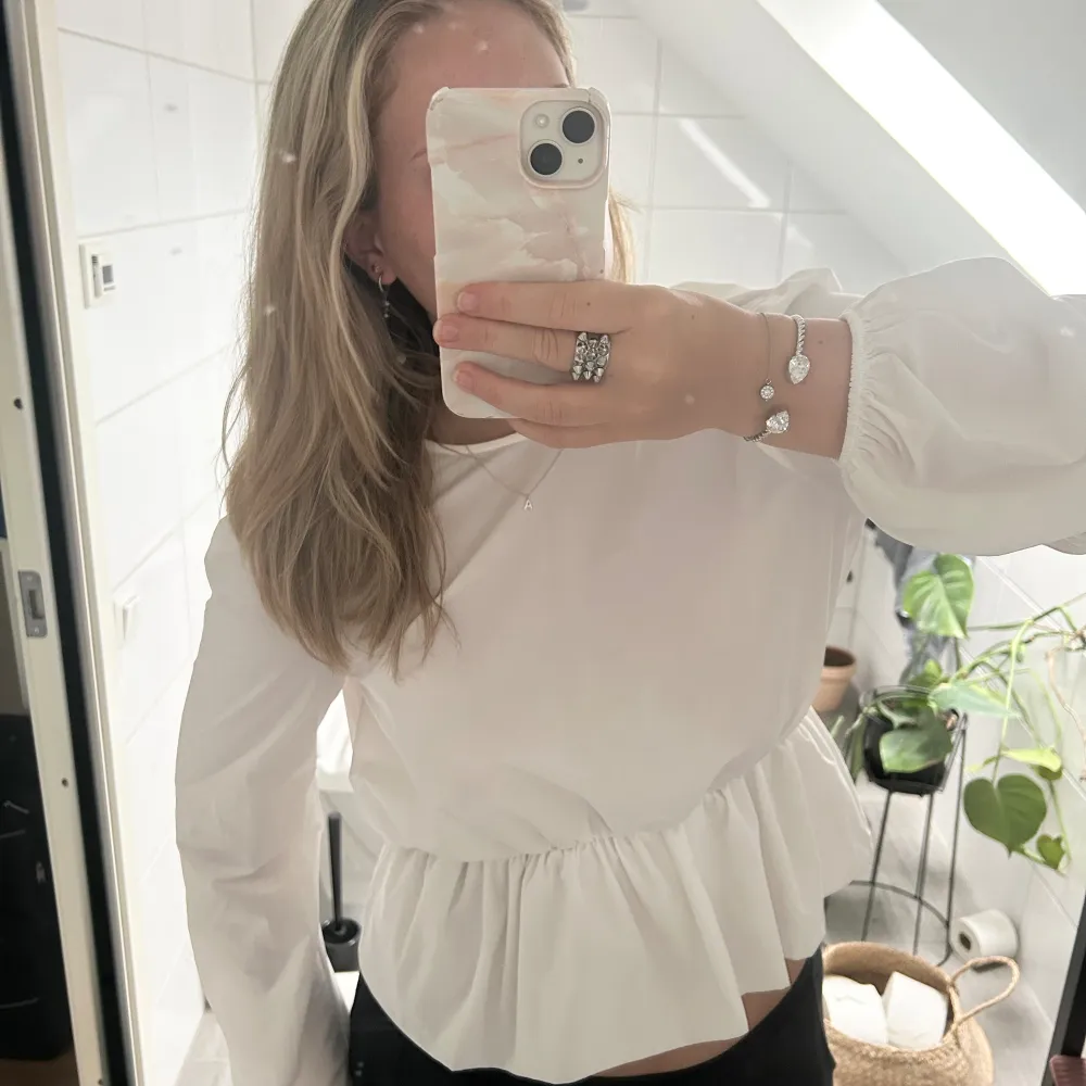 jättefin blus från zara🤍🤍🤍. Blusar.