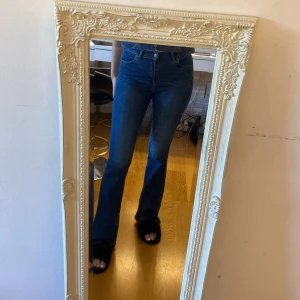 Denim färgade bootcut - Köpte från SALT i Sthlm från märket Dr.Denim för några år sedan  Strl S