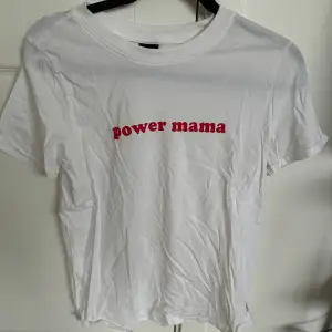  T-shirt från Gina Tricot med tryck power mama. En liten gul fläck, ej behandlad går säkert att bleka i solen. 