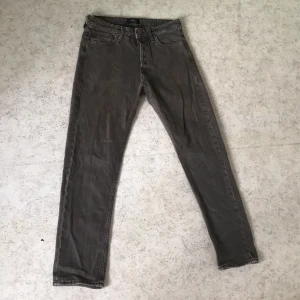 Jeans - Hej’ jag säljer ett par riktigt fina Jack and Jones jeans i väldigt fint skick. Jeansen är i storleken 29 32. Det finns inga hål eller defekter. Skriv vid fler frågor eller vid intresse Mvh Viggo.