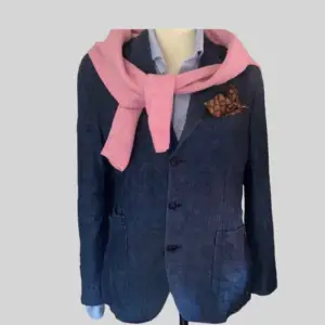 Säljer denna snygga linne kavajen till den som är ute efter riktigt Klass på sin stil inför våren sommaren! 🙌