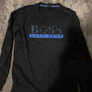 Hugo boss tröja - Använt denna fåtal gånger och säljer denna för att den har blivit för liten. Den är S. Pris kan diskuteras. Fraktas eller möts upp.