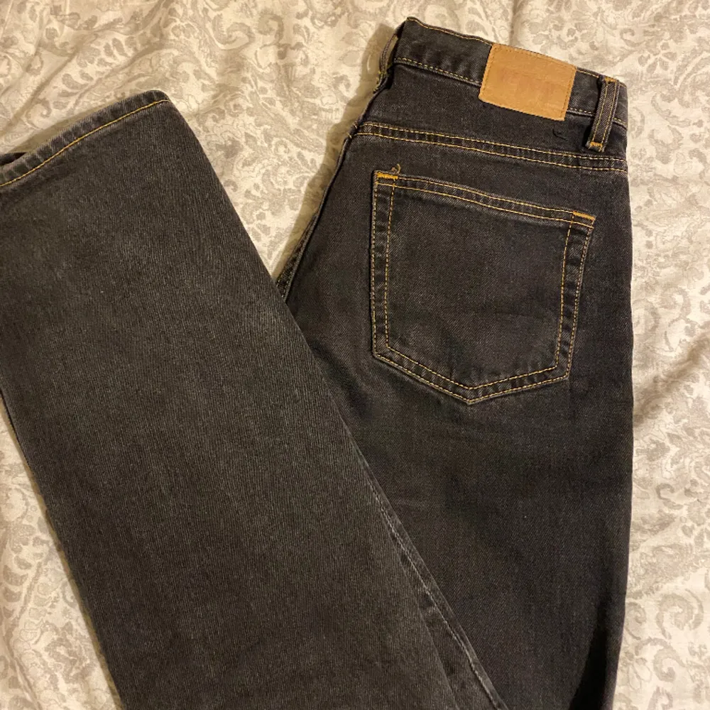 Ett par svarta weekday jeans som är lågmidjade men som är för små för mig (i midjan) kom provet för fler bilder! . Jeans & Byxor.