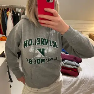 Grå vintage hoodie med tryck i strl s/m, i väldigt fint skick!!  Jag säljer just nu över 15 st liknande vintagetröjor så kolla min profil för fler, skriv vid frågor!