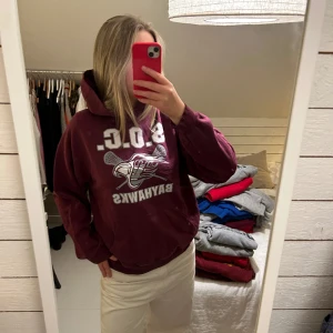 Vinröd vintage hoodie med tryck  - Vinröd vintage hoodie med tryck i strl m/l, i fint skick!! Jag säljer just nu över 15 st liknande vintagetröjor så kolla min profil för fler, skriv vid frågor!