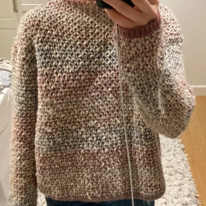 Stickad tröja - Stickad tröja från Lindex💓💓 blandad färg med blå rosa/lila och lite vita och gulddlittriga detaljer! Passar s/m 