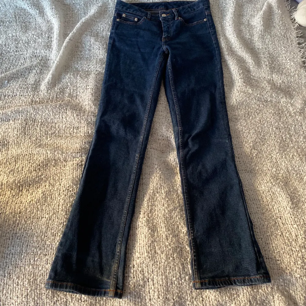 Flare lågmidad jeans i väldigt bra skick med coola fickor💗. Jeans & Byxor.